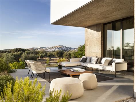 With emotive imagery and an opulent look, the magazine blends interiors with exteriors. Loungemobiliar - Garten & Wohnen