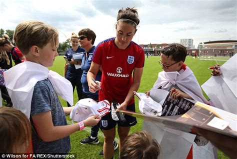 Englands Jodie Taylor Avoids Cannabis Confusion Daily Mail Online