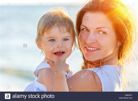 Emociones Madre Fotos E Imágenes De Stock Alamy