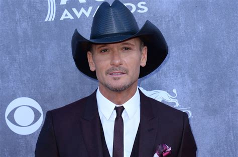 tim mcgraw goes shirtless in men s health shows off eight pack and biceps