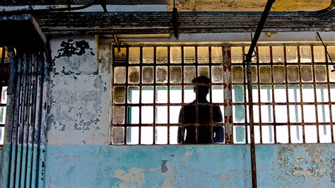 新型コロナを受け、世界中の刑務所が受刑者の釈放を検討 超過密状態の刑務所では暴動も クーリエ・ジャポン