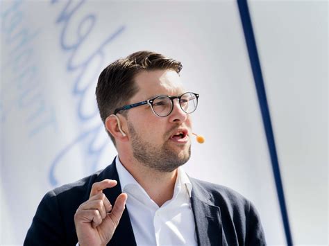 Jimmie åkesson är sverigedemokraternas partiledare. Jimmie Åkesson till Stefan Löfven: "Stäng gränsen eller avgå!"
