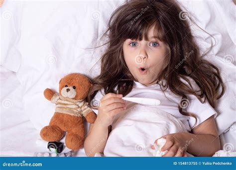 Bambino Malato Con Febbre E La Malattia A Letto Che Controlla