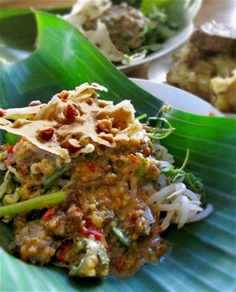 Ambil nasi hangat secukupnya, tambahkan sayurannya sehingga menutupi nasi. Indonesian Original Recipes: vegetables with peanut sauce from madiun ( Pecel Madiun )