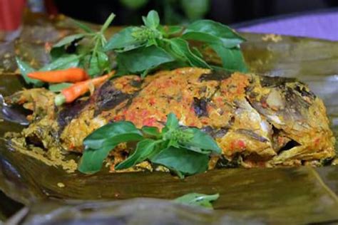 Ketenaran nasi kebuli ini sudah merambah keseluruh nusantara karena cita rasanya gurih dan enak berkat bumbu bumbunya yang cukup lengkap apalagi dengan tambahan kaldu wow jadi lapar sekarang. Resep bumbu pepes ikan mas dan cara memasak pepes ikan mas pedas