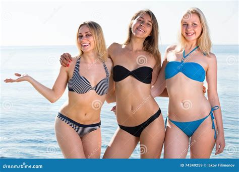 Drei Junge Frauen Im Bikini Auf Strand Stockbild Bild Von Badeanzug Europäisch 74349259