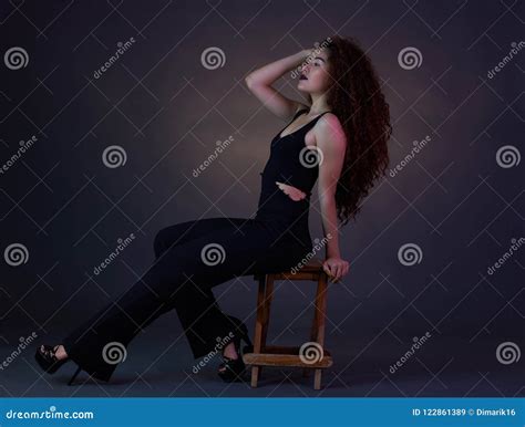 La Mujer Flaca Se Sienta En Silla Imagen De Archivo Imagen De Hermoso Color 122861389