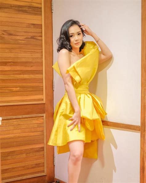 Potret Wika Salim Pakai Gaun Kuning Seksi Bikin Netizen Pusing Okezone Lifestyle