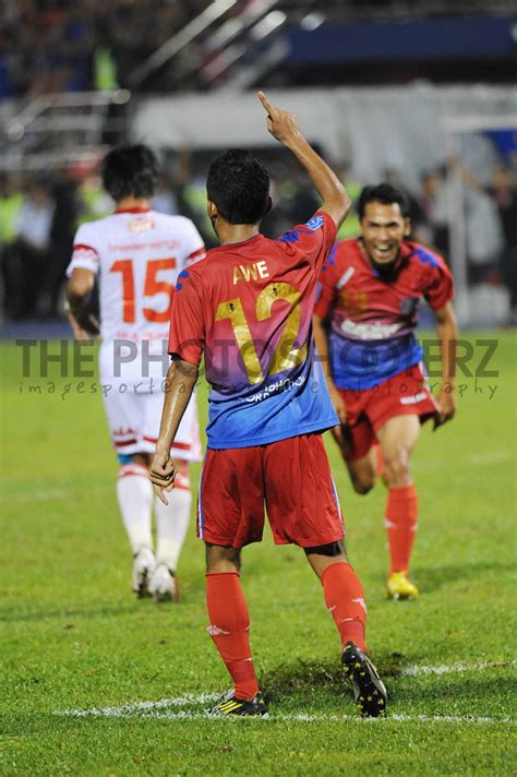 Home united fc vs yadanarbon fc (afc cup 2017 : JDT FC vs Kelantan FA | Awe mengangkat tangan tanda ...