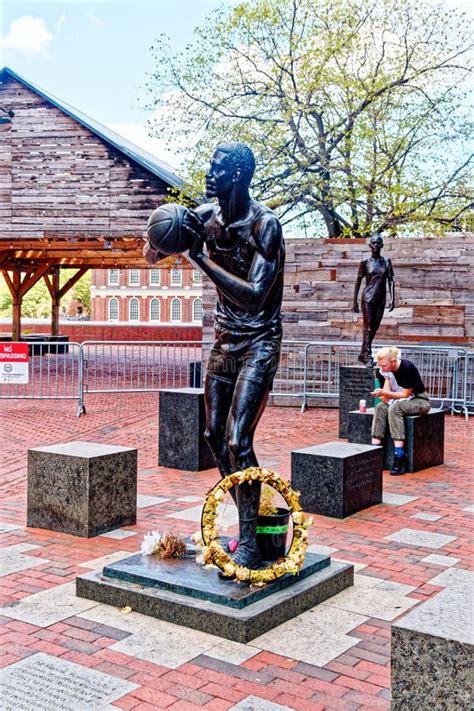Estatua De Bill Russell En Boston Fotografía Editorial Imagen De Arte