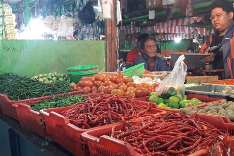 Harganya mulai dari 500 ribuan. Harga Cabai Merah di Pasar Mester Jatinegara Sentuh Rp 90 ...