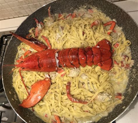 La prima cosa da fare è mettere a preparare e cuocere l'astice. Tagliolini all'astice - gonews.it