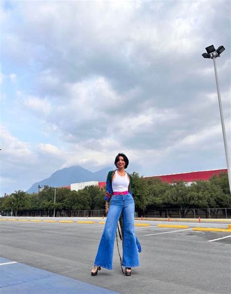 Ángela Aguilar luce jeans acampanados que estilizan la figura
