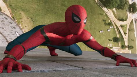 Spider Mans Homecoming Outfit Looks Really Cool When Its Falling