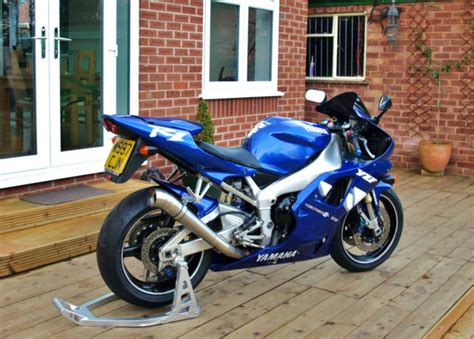 Yamaha were very keen to point out that the r1's crossplane crank improved grip levels as well as throttle feeling, so traction control wasn't necessary. YAMAHA R1 2000 MODEL P/X