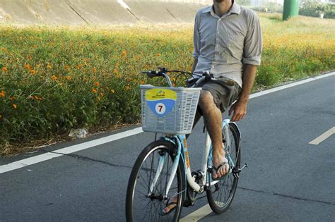 As soon as you have a scary moment where you felt just a little too high, it's time to learn to feather the brake. How to Ride No Handed on a Bike: 7 Steps (with Pictures ...