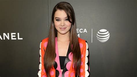 Hailee Steinfeld Joining Cast Of Pitch Perfect 2 Cbs News