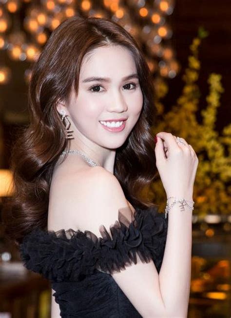 Hoàng kiều tổ chức tiệc giới thiệu ngọc trinh với nhân viên tại thượng hải, trung quốc hồi đầu tháng 1 vừa qua. Ngọc Trinh vui với xe mới hơn kim cương Hoàng Kiều tặng