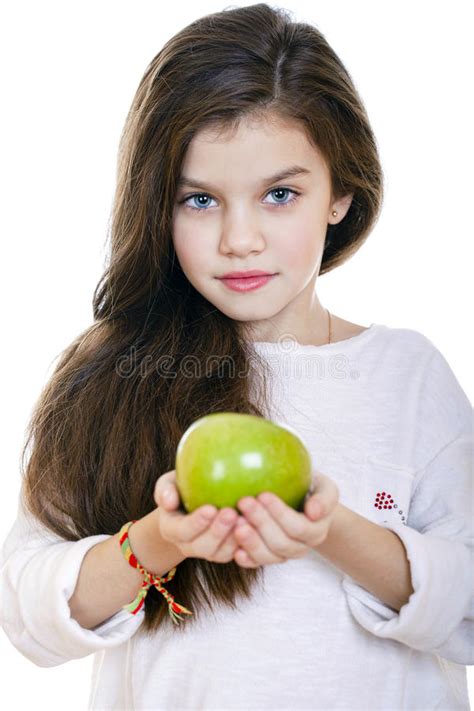 Portrait Dune Belle Petite Fille Tenant Une Pomme Verte Photo Stock