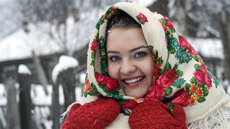 russian handicrafts shawls from pavlovsky posad video russia beyond