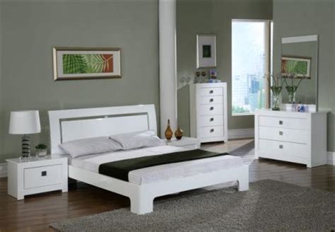 This elegant high gloss fronted bedroom chest is fully assembled. White Gloss Bedroom - Keens Furniture