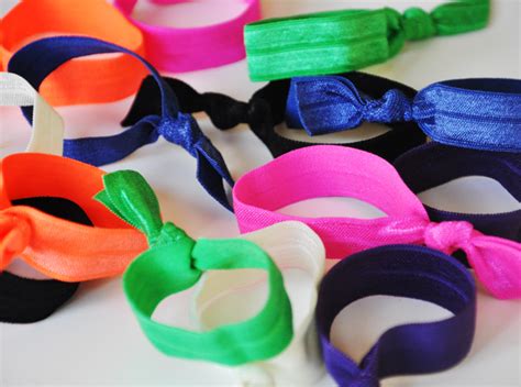 They are expensive to buy but are very cheap and easy. DIY: Colorful Elastic Hair Ties