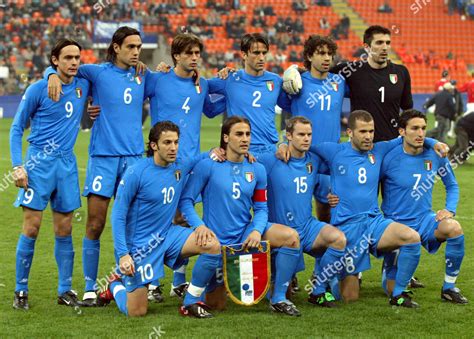 Er kam, wie andere im team, mit einem boot ins land. Italian national soccer team pose prior friendly Editorial ...
