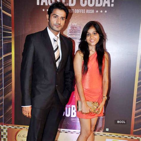 mrunal jain with wife sweety at gold awards 2013 held in mumbai
