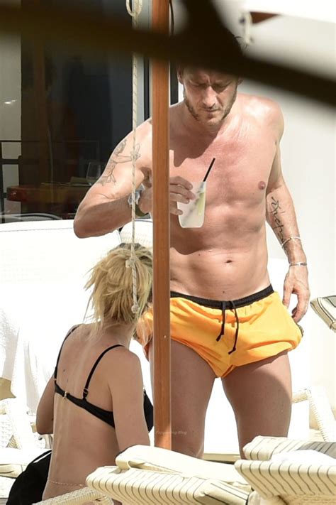 Francesco Totti And Ilary Blasi Enjoy A Day At The Pool In Sardinia 7