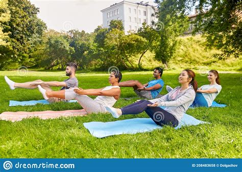 Grupo De Personas Haciendo Yoga En El Parque De Verano Foto De Archivo Imagen De Cubo