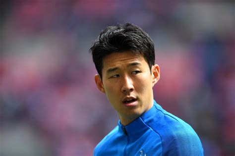 Évoluant au poste d' attaquant , il joue actuellement avec l'équipe londonienne de tottenham hotspur en. Tottenham star Heung-min Son played the final six weeks of ...
