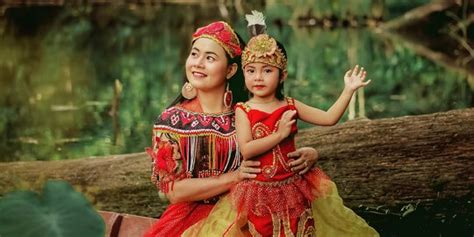 Pakaian Adat Kalimantan Utara Ta A Dan Sapei Sapaq Vrogue Co