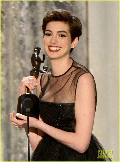 Anne Hathaway Sag Awards Best Supporting Actress Winner Photo