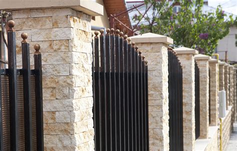 Split rail fences add rustic charm to your home and small farm. What type of stone to choose for your fence - PIATRAONLINE.com