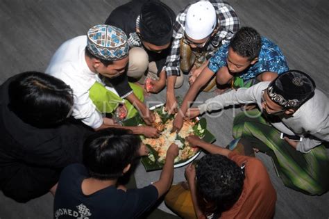 Tradisi Megibung Saat Bulan Ramadhan Di Bali Antara Foto