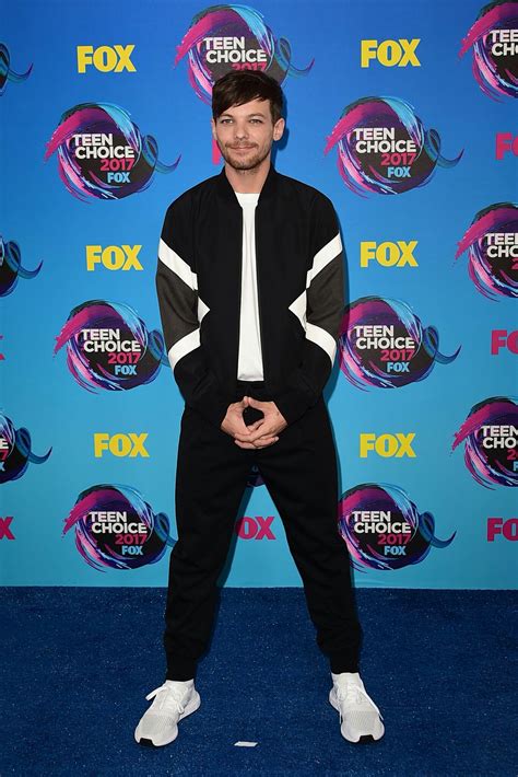 He first became famous as a member of the singing group one direction. Louis Tomlinson Age, Height, Updates, Baby, Son ...