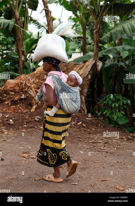 African Woman Carrying Baby On Back Hi Res Stock Photography And Images