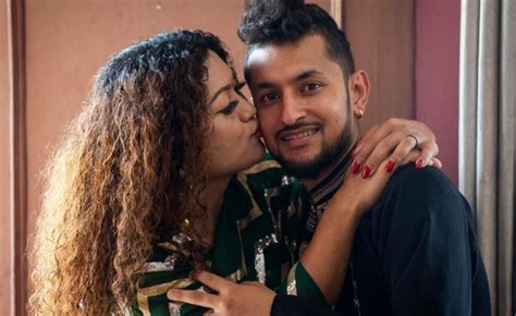 Гей пара в Непале стала первой в стране зарегистрировавшей свой брак