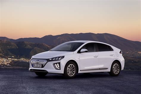 The ioniq's pack supplies 77.4 kwh and can be charged from 10 to 80 percent in around 18 minutes or add 68 miles in about five minutes when plugged into a dc fast charger. New Hyundai IONIQ Electric (5) » EFTM