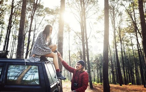 Concetto Di Forest Car Boyfriend Girlfriend Helping Immagine Stock