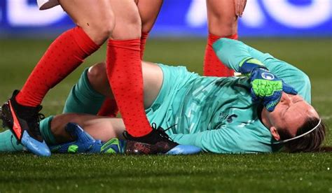 Arsenal Keeper Suffers Dislocated Patella