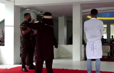 OMG VIDEO Indonesian Couple In Banda Aceh Publicly Caned For