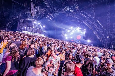 Lowlands takes place on august 16, 17, and 18, 2019 at evenemententerrein walibi holland at biddinghuizen, the the lowlands festival hosts no less than twelve stages in three large areas. De vele vroege vogels op Lowlands 2017 | Ticketmaster NL Blog