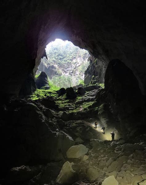 Hang Son Doong is the world's largest cave with its own river and ...
