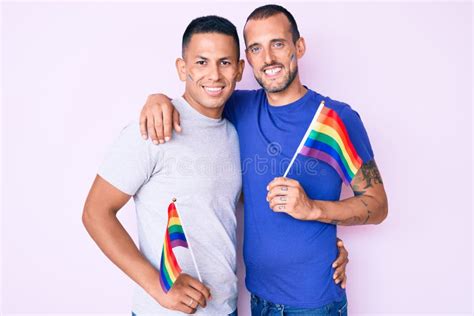 Jóvenes Parejas De Gays Juntos En El Amor Sosteniendo La Bandera De