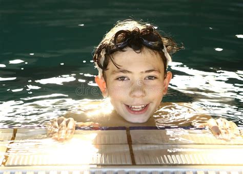 Tiener Gelukkige Jongen In Het Zwembad Stock Afbeelding Image Of Vriend Buitenkant 93856175