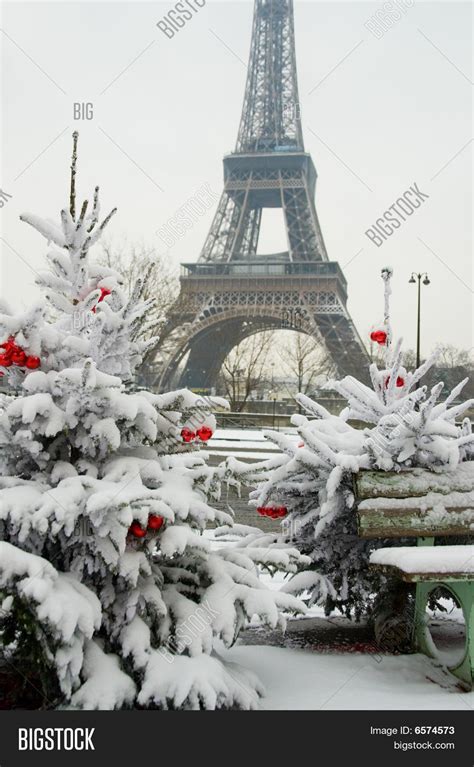 Día De Nieve Rara En París La Torre Eiffel Y árboles De Navidad