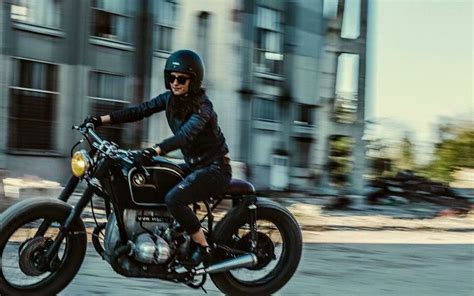 Pin By Sabrina Gouch On Women Riders Bike Bmw Cafe Racer Girl Bmw