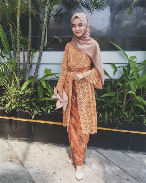 8 Inspirasi Dress & Kebaya Brokat dengan Hijab buat Kondangan