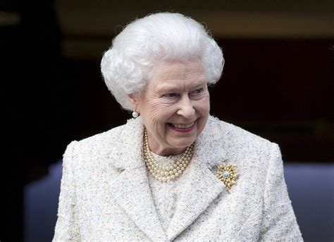 Zo viert het britse koningshuis dus kerst. Koningin Elizabeth bezoekt jarige echtgenoot in ziekenhuis ...